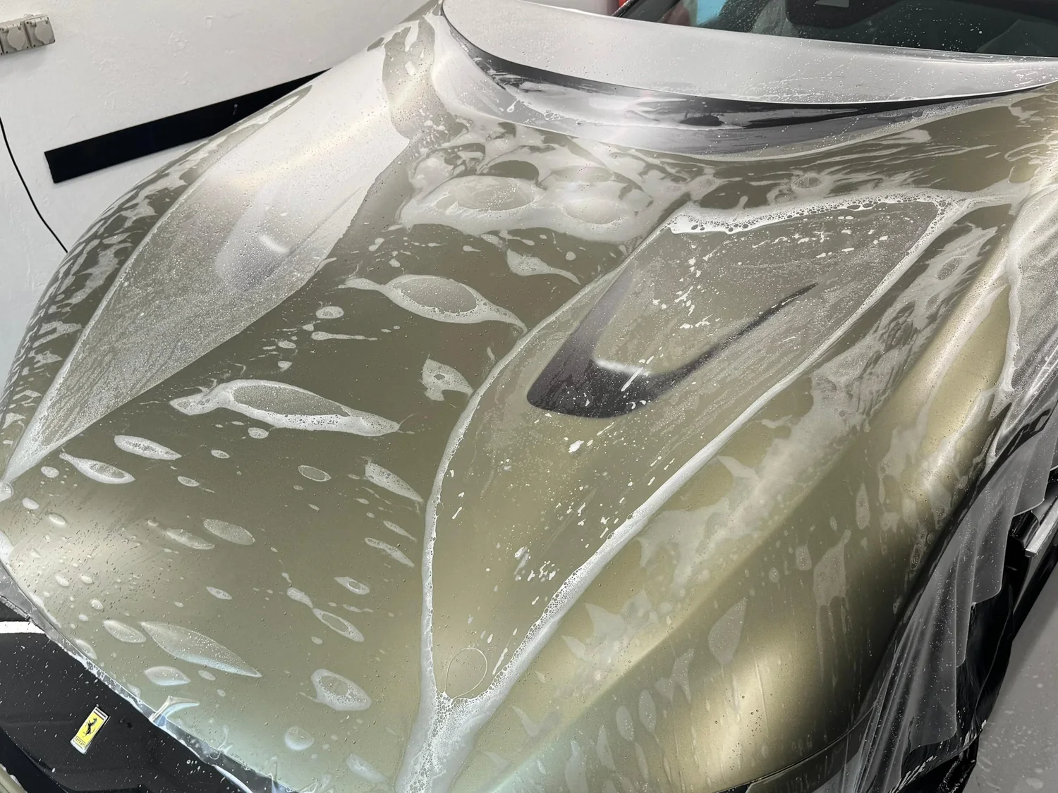 Anbringen einer XPEL Steinschlagschutzfolie auf der Haube eines Ferrari
