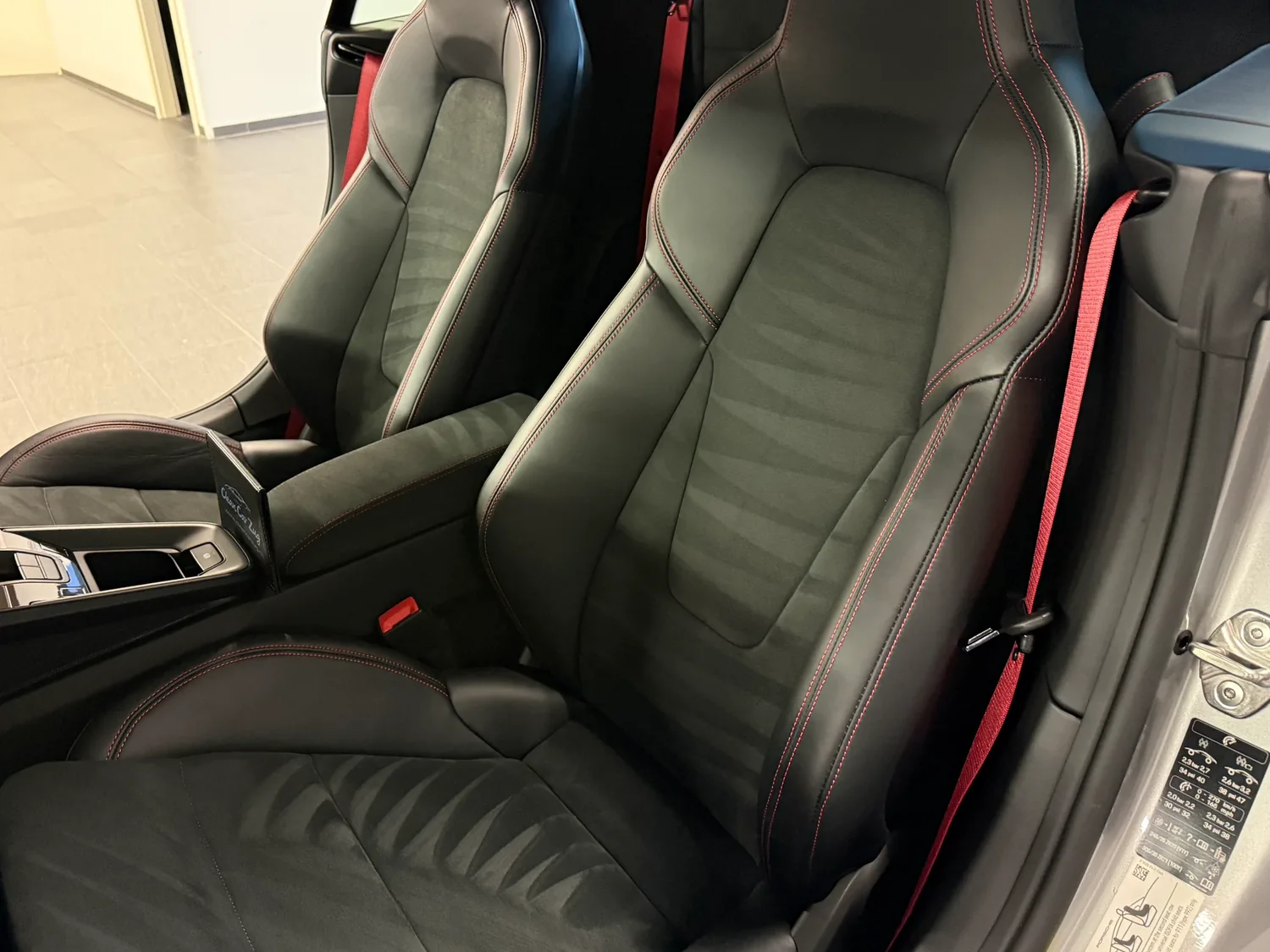 Aufbereiteter Innenraum eines Porsche 911 GTS mit Leder, Alcantara und roter Naht