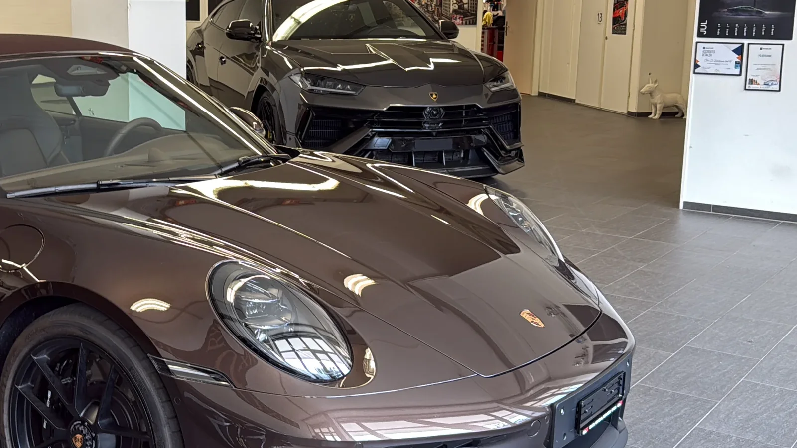 Porsche 911 Cabriolet und Lamborghini Urus im Betrieb von Clean Car Zug